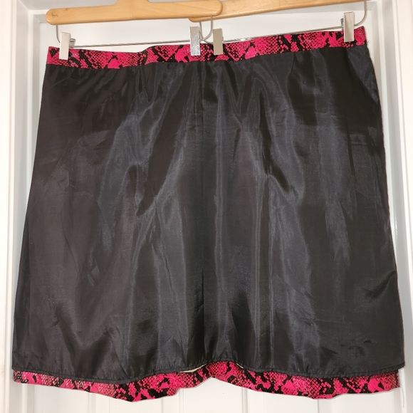 Ashley Stewart Black and Red Faux Snakeskin Skirt, size 24 NEW! - Picture 3 of 6